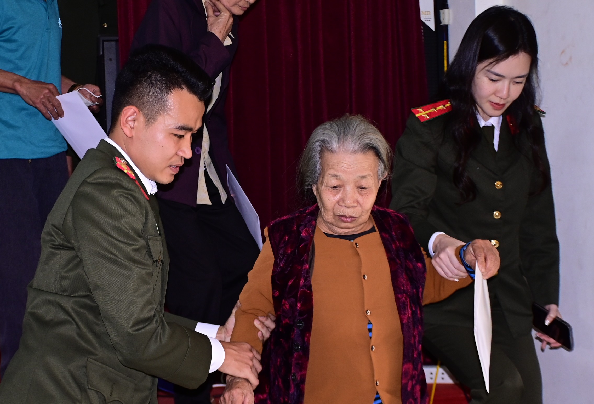 Khối An ninh nhân dân nhận 33 thư khen